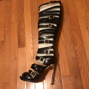 💥 NWT - NEW Black Caged Heels